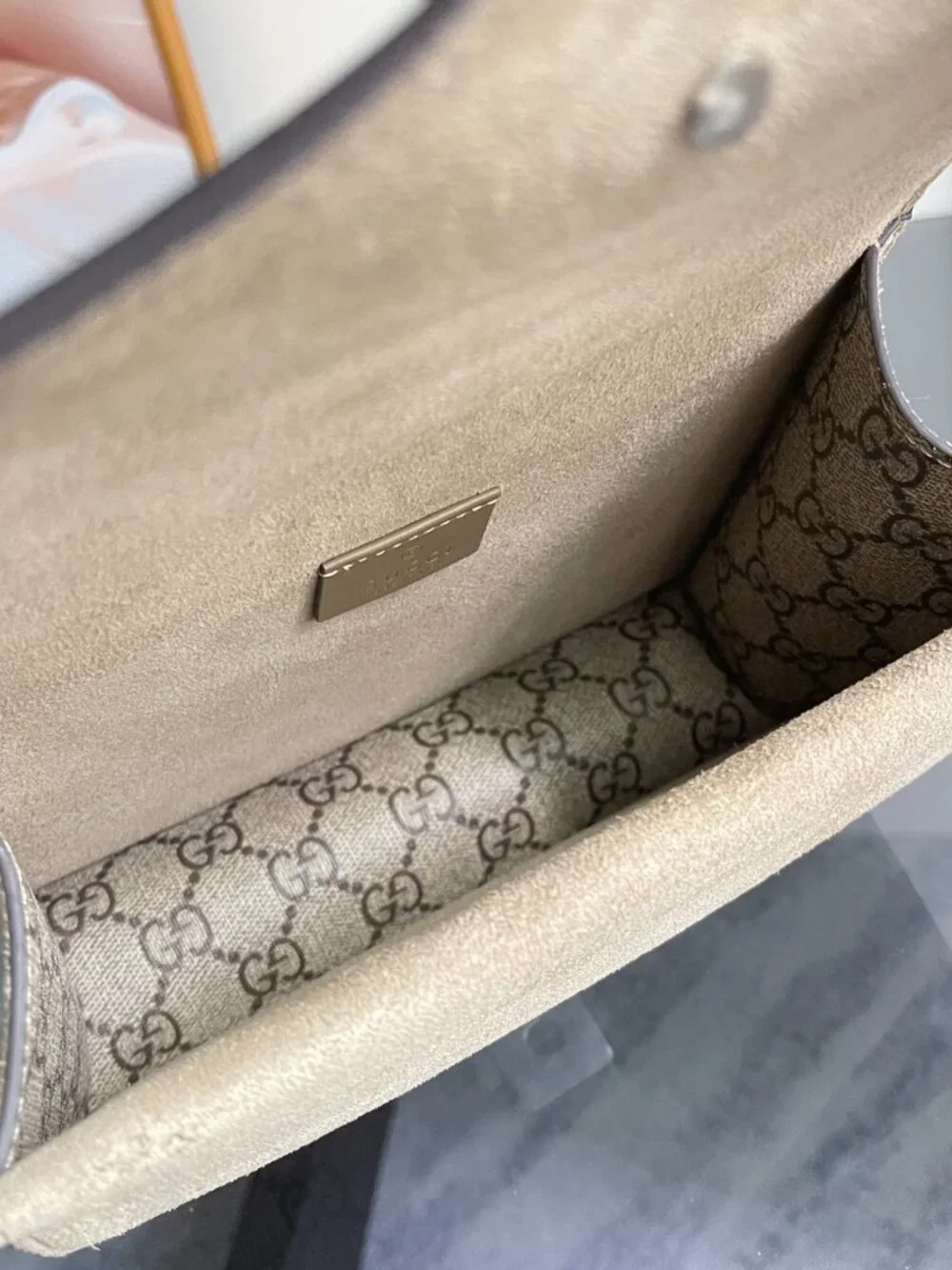 Gucci. dimensions 20